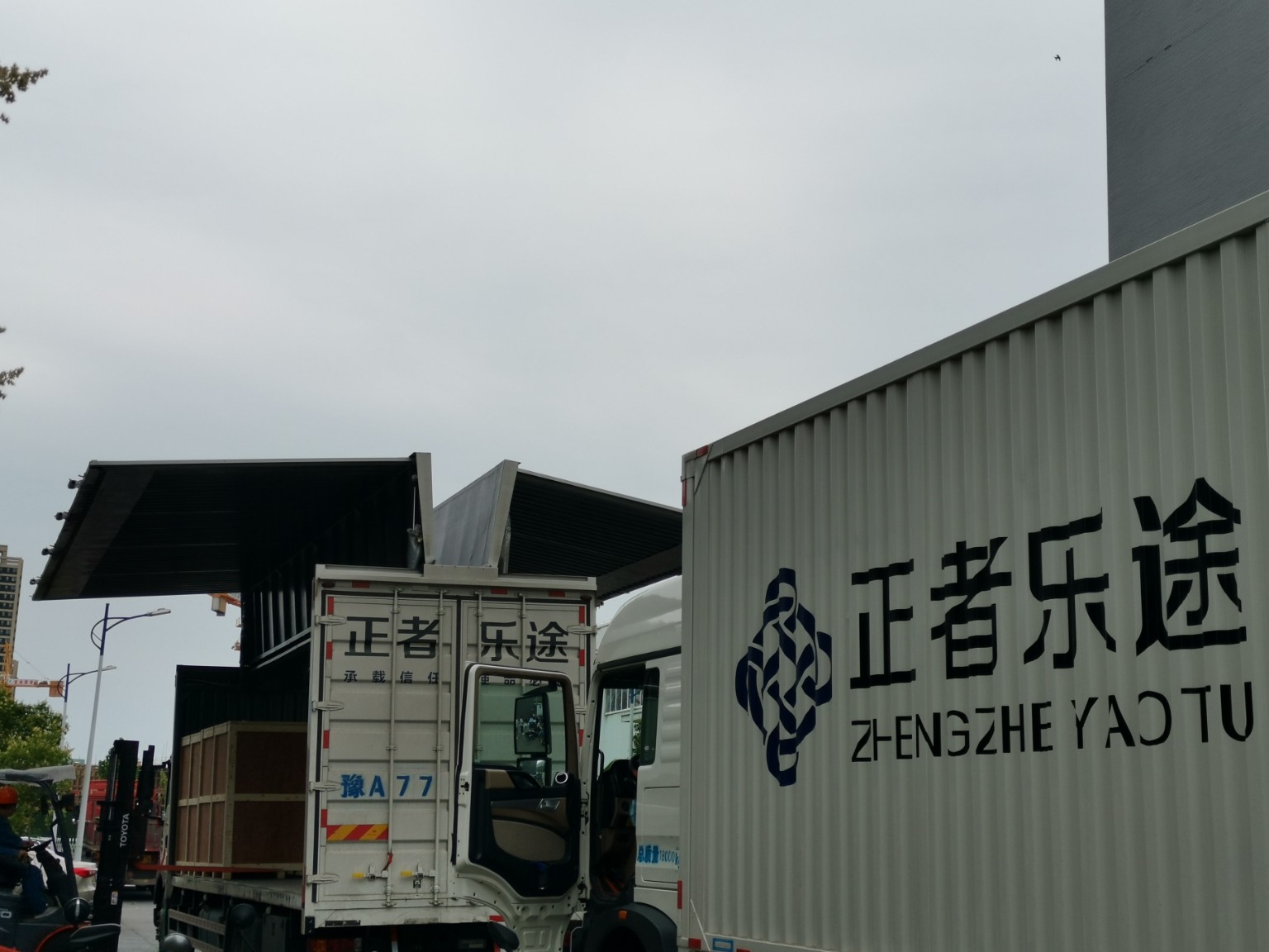 正途供应链现场装车发运