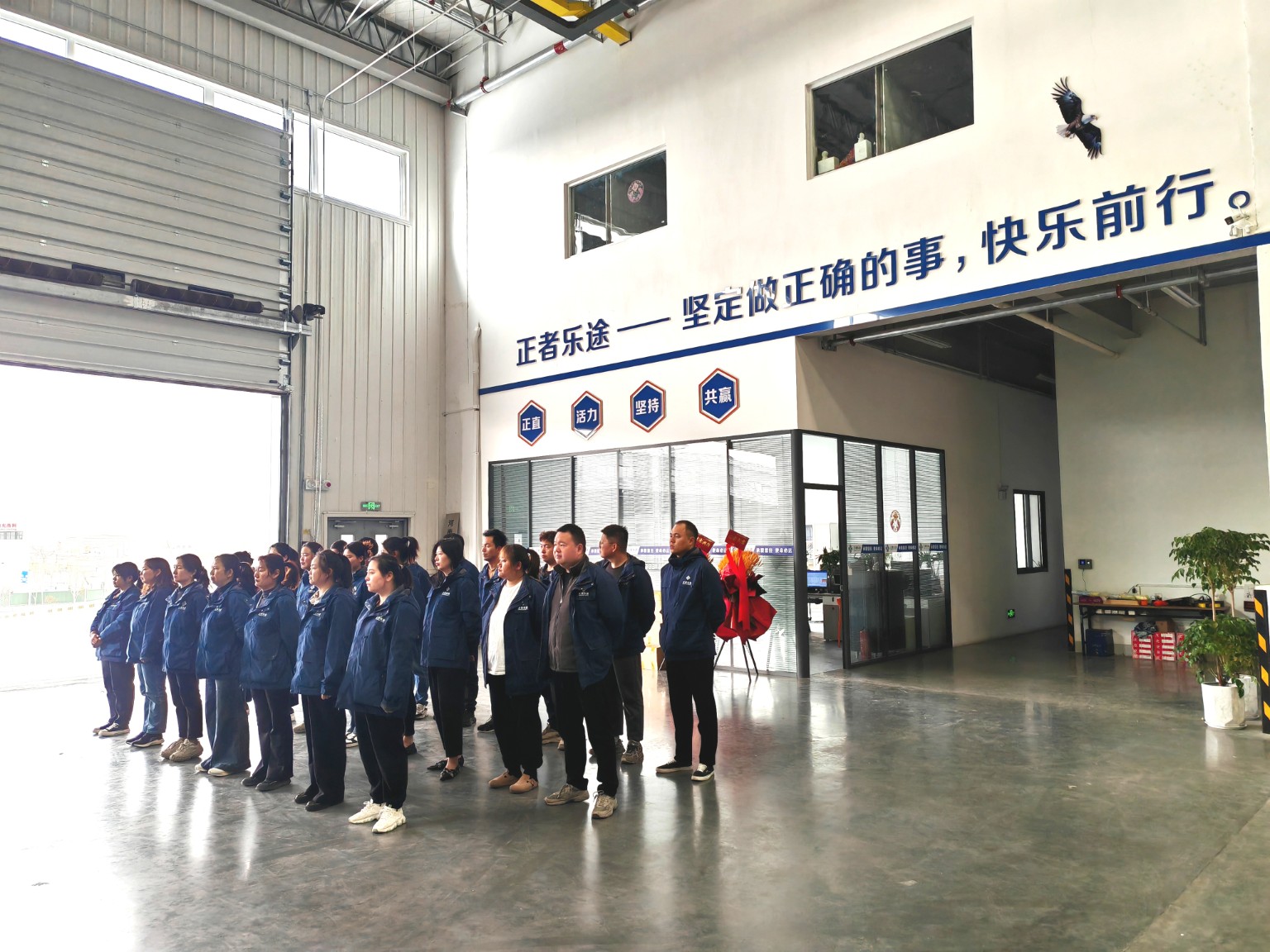正途供应链团队在企业文化墙前合影
